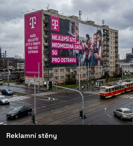 Reklamní stěna T-Mobile na budově v Ostravě